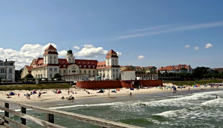 Der Strand von Binz mit Kurhaus auf Rügen Reisen