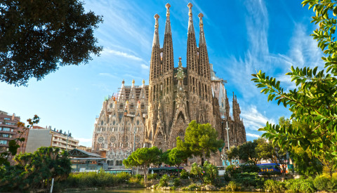 Die berühmte Kathedrale Sagrada Familia im organischen Stil von Gaudi. 