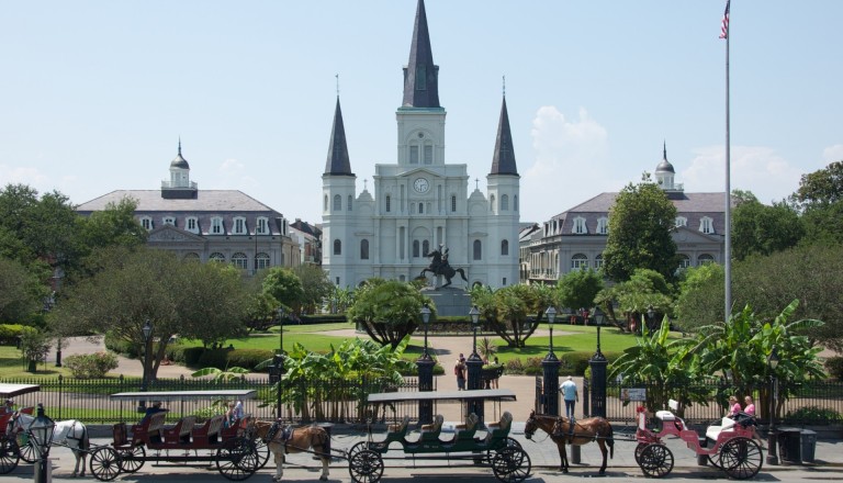 Die St. Louis Cathedral erinnert an ein Märchenschloss.