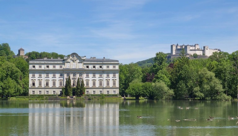 Das Schloss Leopoldskron im grünen Stadtteil Riedenburg.