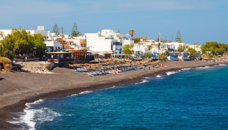 Beliebte Strände auf Santorin Reisen: Kamari Beach.