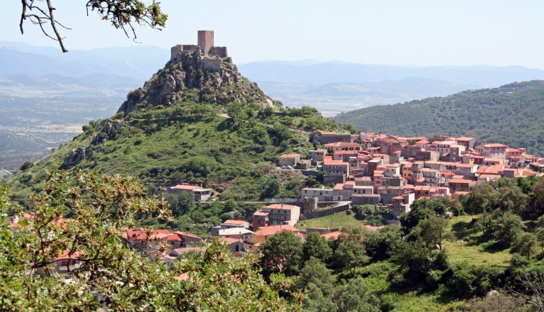 Das Dorf Burgosmit und Burg auf Sardinien.