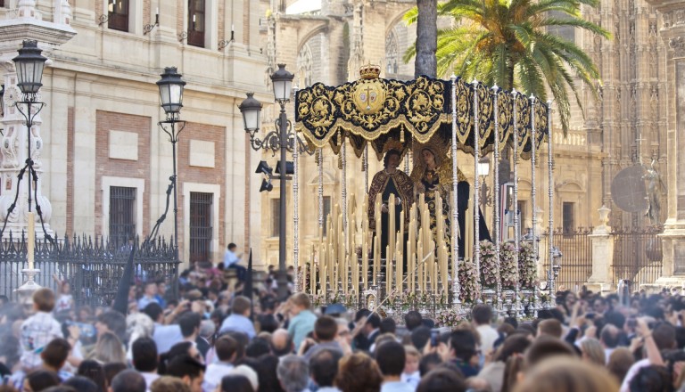 Prozession während der Semana Santa in Sevilla