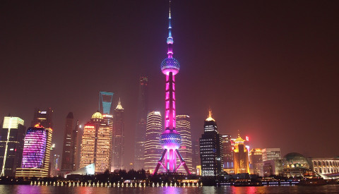 Der Oriental Pearl Tower dominiert Shanghais Skyline.