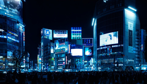 Tokios Shibuya-Kreuzung bei Nacht.