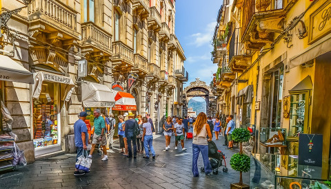 Einkaufsstraße in Taormina auf Sizilien.