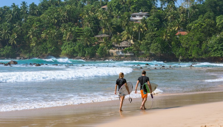 Surfen am Strand Mirissa, Sri Lanka.