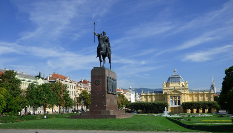 König Tomislav vor dem Kunstpavillon in Zagreb.