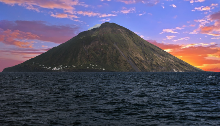 Insel Stromboli mit gleichnamigem Vulkan