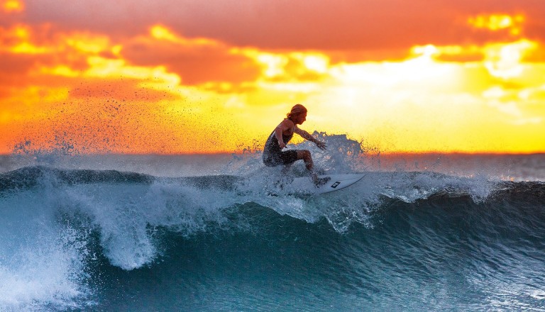 Surfer vor dem Sonnenuntergang