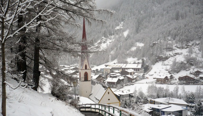 Die malerische Gemeinde Sölden in den Ötztaler Alpen. Skiurlaub.