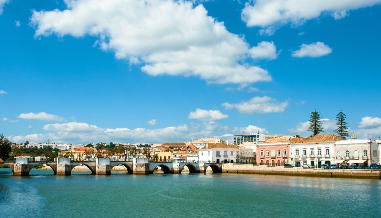 Die romanische Brücke in Talvira. Algarve Reisen