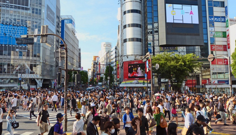 Die berühmte Shibuya Kreuzung in Tokio.