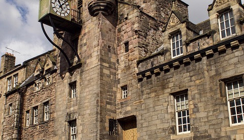 Das Zolltor auf der Royal Mile in Edinburgh.