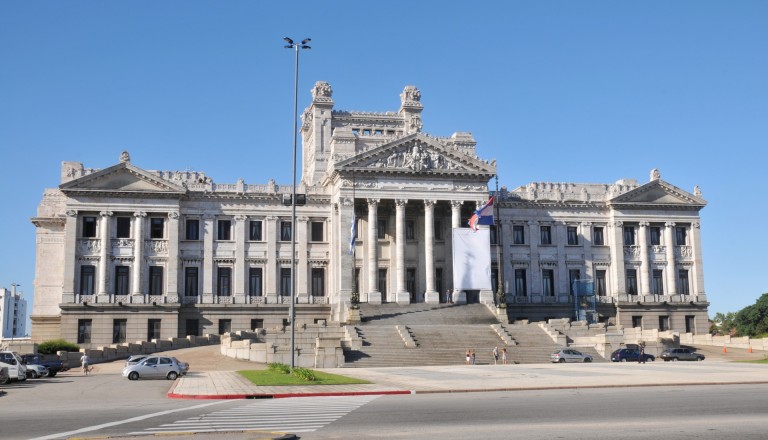Entdecken Sie zahlreiche Sehenswürdigkeiten in Montevideo - Hier der Justizpalast.