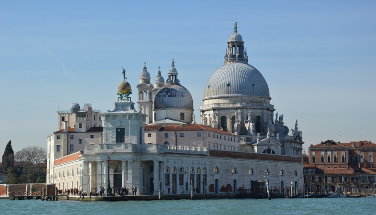 Der Markusdom ist ein Wahrzeichen Venedigs.