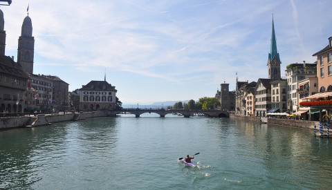Zürichs historische Altstadt erstreckt auf beiden Seiten des Limmat.