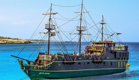 Wie wäre mit einem Ausflug auf einem Piratenboot auf Zypern?