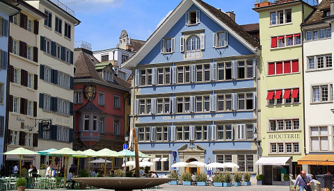 Urige Schweizer Architektur prägt die Altstadt von Zürich.